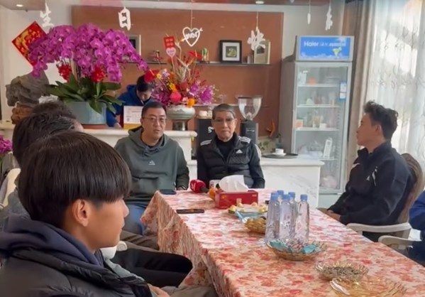  申花董事長(zhǎng)谷際慶帶領(lǐng)部分球員，前往崇明基地看望徐根寶指導(dǎo)