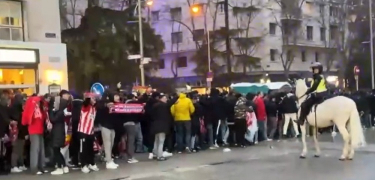  馬競球迷進入伯納烏時向人群投擲雜物，導(dǎo)致安保對其進行脫鞋檢查