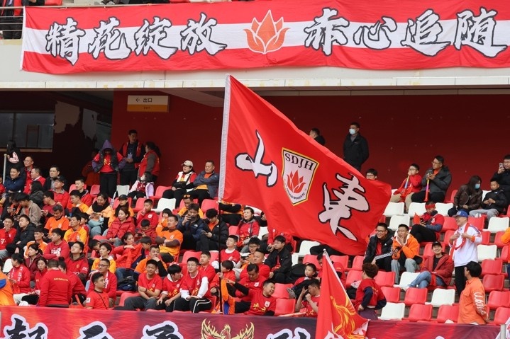 主場上萬名球迷的吶喊助威，給山東體彩女足征戰(zhàn)女超增添了能量與動力