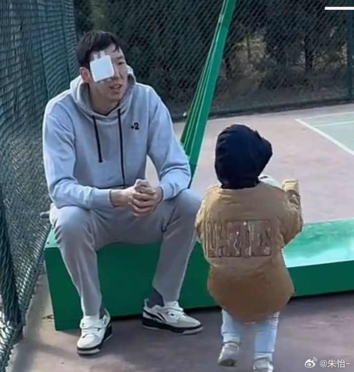 顧家好男人！記者曬出周琦手術(shù)后回歸家庭帶娃照片