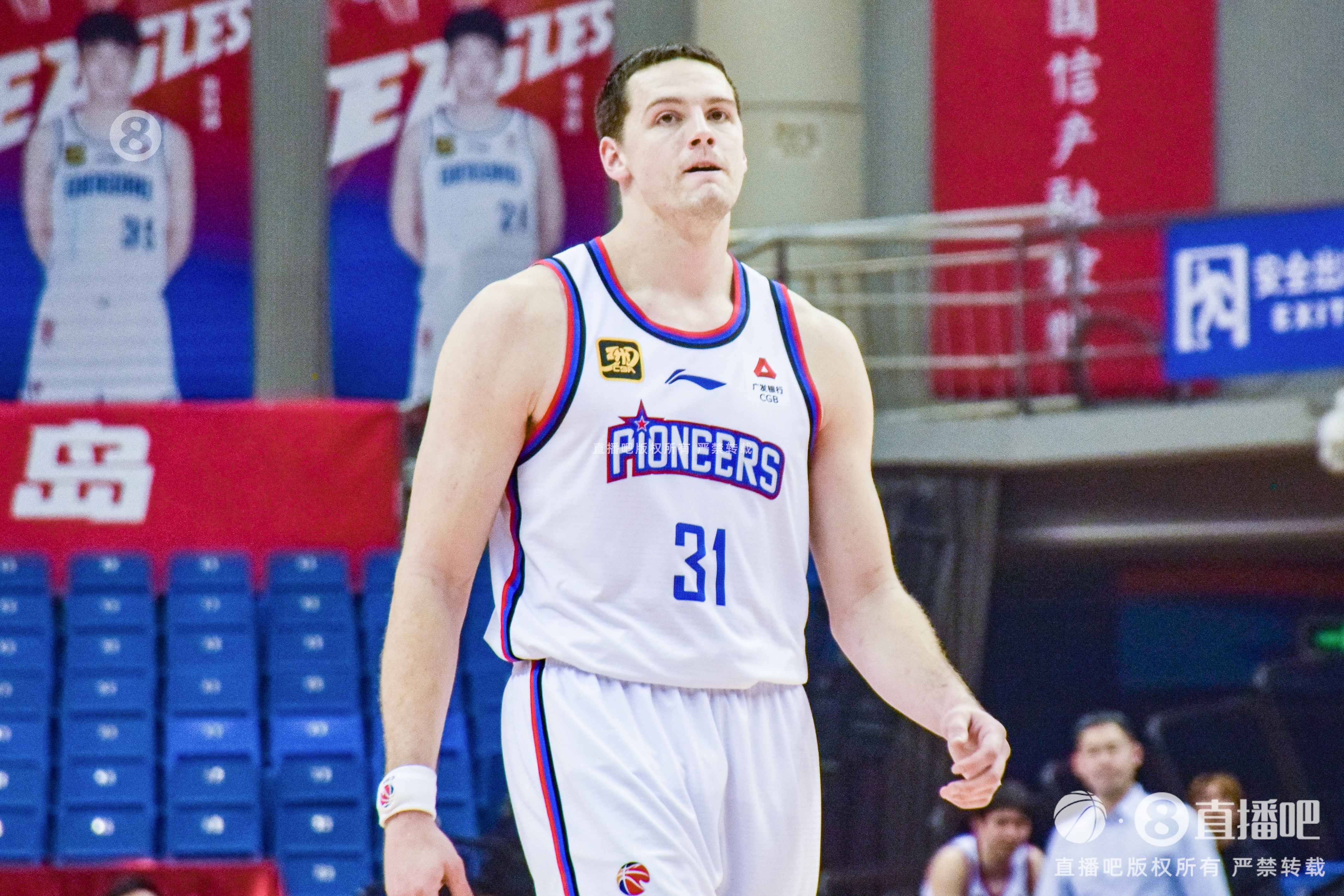  手感來遲了！大衛(wèi)-詹姆斯19中7&三分10中4拿到18分15籃板
